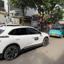 Sehr viele Fahrzeuge sind hier E Autos aus China