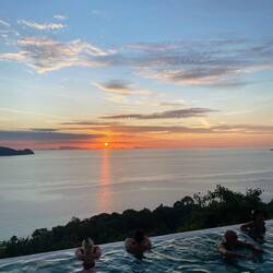 בר עם בריכה ורחבה שהיתה בה מסיבה עם דיג׳ייאית ישראלית בשם עדי וכולם היו במסיבה ישראלים