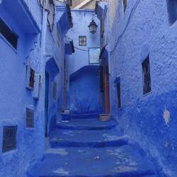 Eine von Chefchaouens blauen Gassen