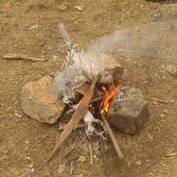 Ein kleines Feuer dient zum Kochen