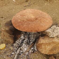 Fehlt nur noch das Brot, das nochmal über dem Feuer warm gemacht wird