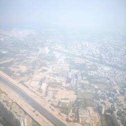 Abflug aus Delhi - Smogdunst über der Stadt