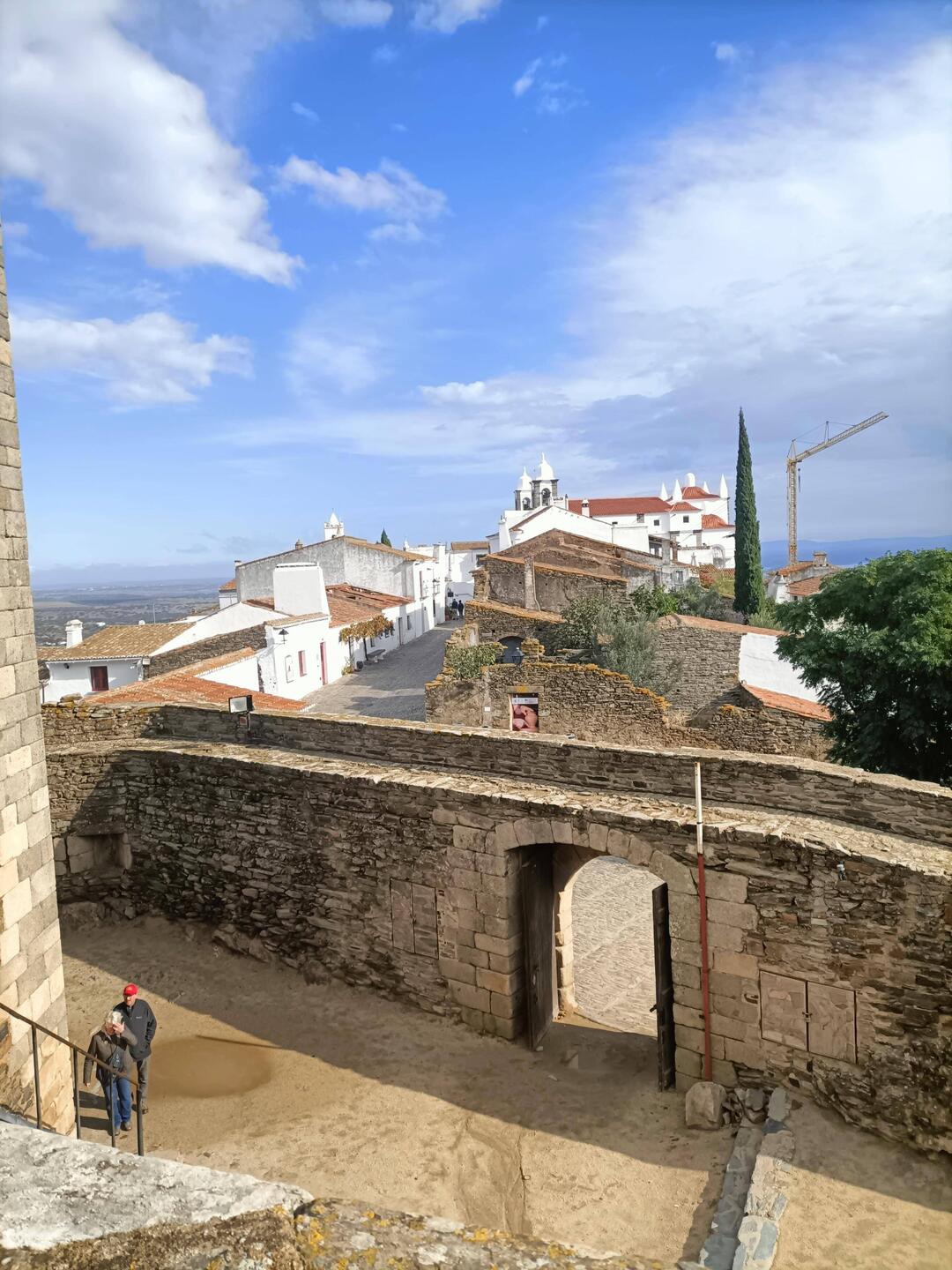Blick vom Castell zur Kirche