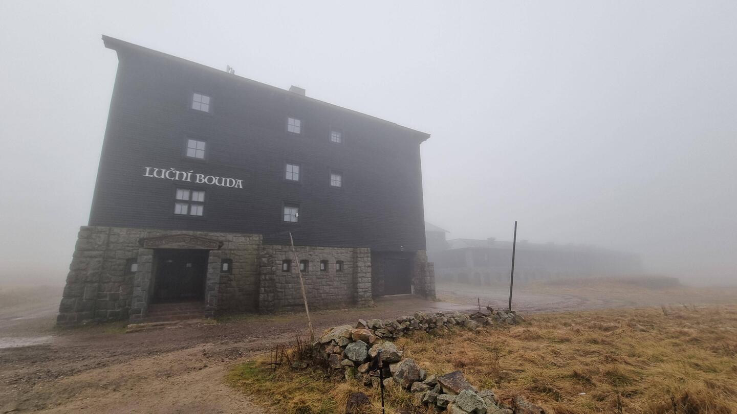 Abschied von der Wiesenbaude, fast könnte man meinen, die Sonne bricht gleich durch...