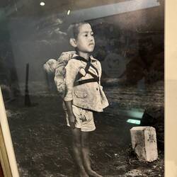 Heartbreaking image of boy waiting outside crematorium to cremate his dead brother.