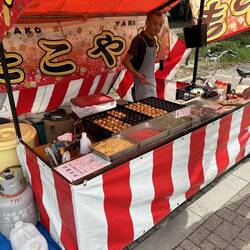 Food vendors on the way to the Osaka castle.