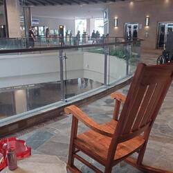 Überall gemütliche Sitzgelegenheiten