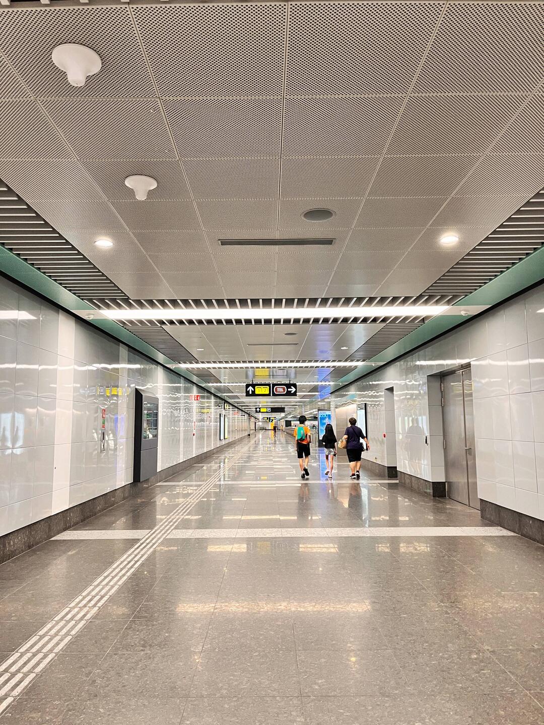 SO sauber sind die Metro Stationen. Nichtmal ein Schnipsel auf dem Boden