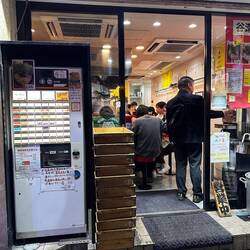 Selbstbedienungsautomat zur Auswahl der Speisen (Google Lens hilft weiter)