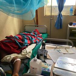 So sieht die direkte Patientenumgebung aus. Bis auf die Matratze muss alles selber mitgebracht werde