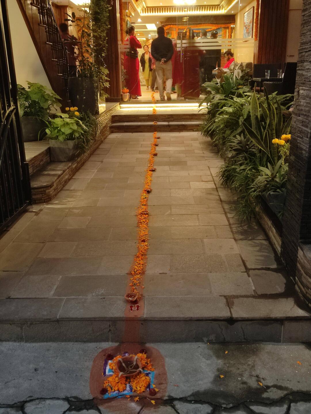 Am Eingang zu meinem Kailash- Hotel