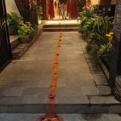 Am Eingang zu meinem Kailash- Hotel