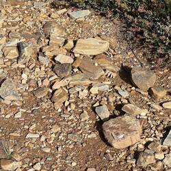 Diese Steinigen Wege machen mich fertig. Dauernd hänge ich mit den Stöcken fest.