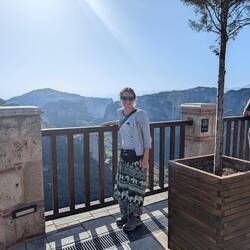 Frau dürfen nur mit langem Rock ins Kloster, ein Sarong tut es aber auch