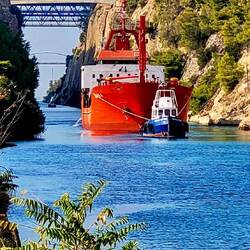 Die größeren Schiffe werden geschleppt