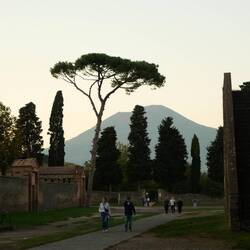 Le Vésuve et l'amphithéâtre à droite