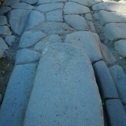 On peut voir la trace des roues chariots dans le basalte