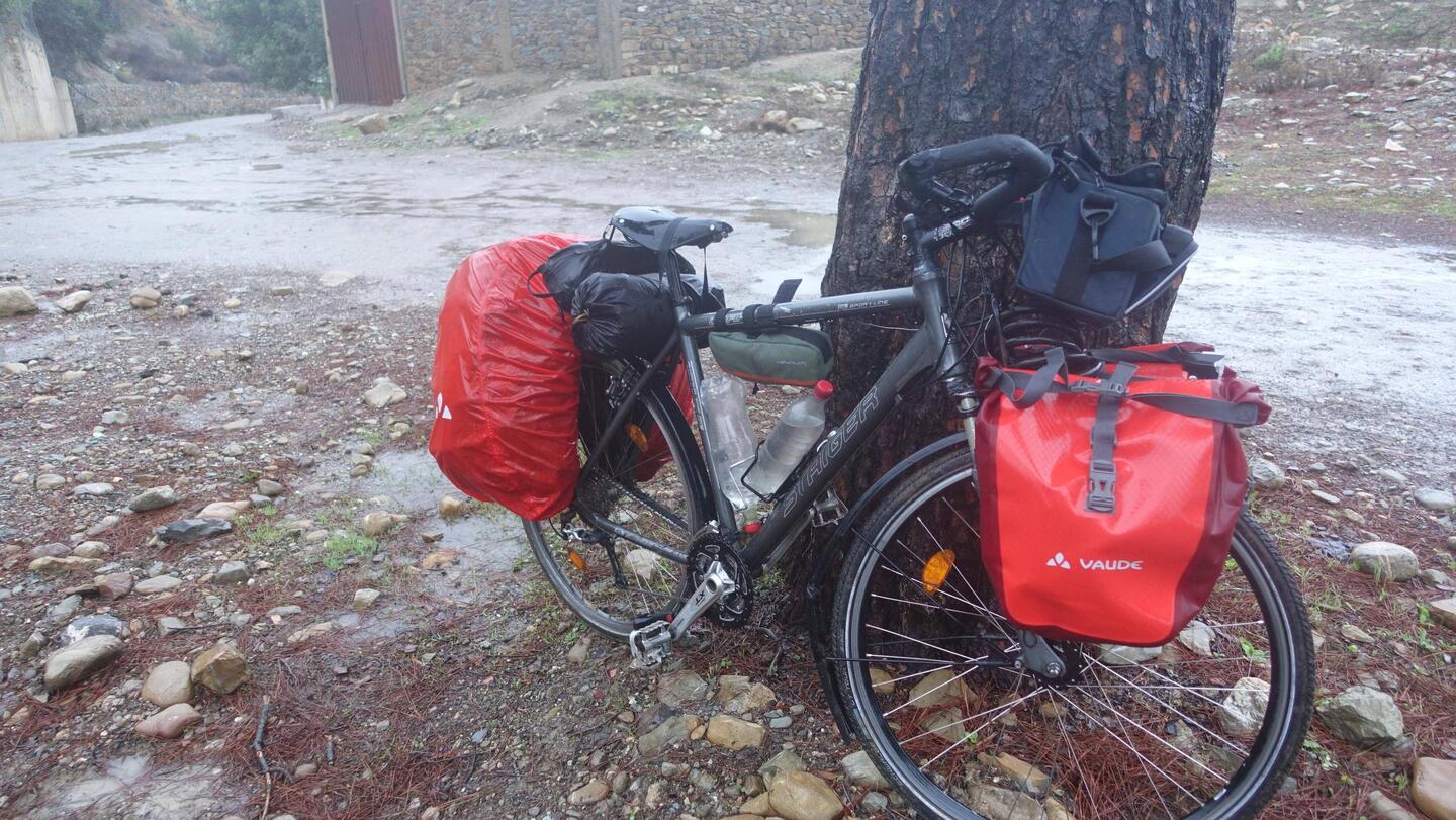 Mein Fahrrad ist so nass wie selten, aber zumindest mal kurz sauber