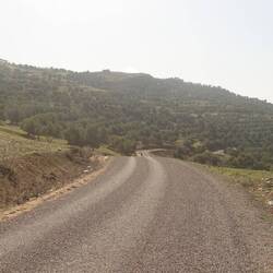 Eine Straße mit ganz schön viel Kies