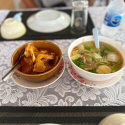Thailändische Suppe und Massaman-Curry