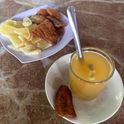 Thee met zelfgemaakt honing, bijenpollen en kumquat