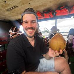 Tom's eerste kokosnoot