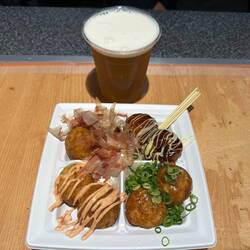 Takoyaki (gegrillte Teigbällchen mit Oktopus gefüllt)