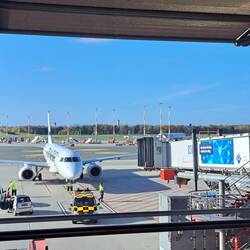 Da kommt unser Flieger...niedlich gegen die großen Maschinen rechts und links