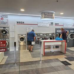 Waschsalon in der Tiefgarage des Einkaufszentrums