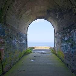 Die Stellung verfügt auch über Tunnel und Platformen davor, vielleicht Flak