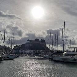 Die Burg von Denia, die Sonne kämpft vergebens.