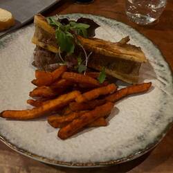 Vorher (Rinderfilet mit Süßkartoffel-Pommes und Markknochen)