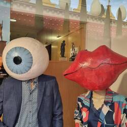 ... und gegenüber die Inspiration für die Luzerner Fasnacht!🤣