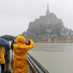 Schnell ein Foto von der Flut, dann nichts wie ins Trockene