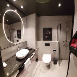 Dir Bilder an den Wänden sind gewöhnungsbedürftig