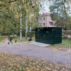 Eine öffentliche Toilette benutzt, gratis