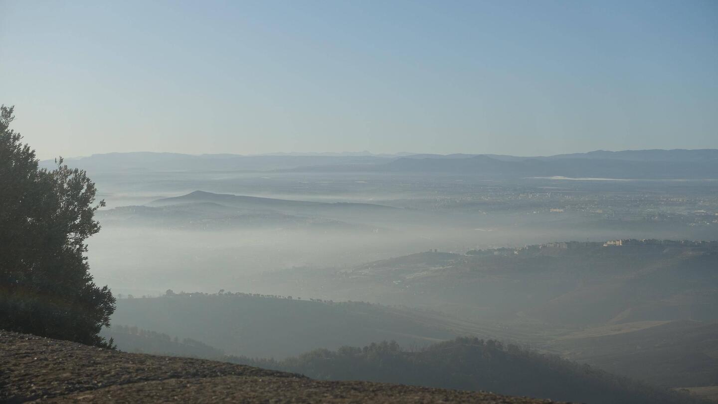 Fès ist in Sicht, teils noch von Wolken versteckt