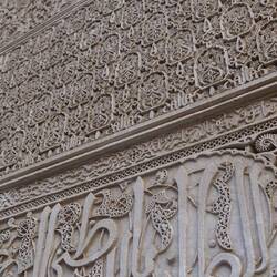 Mit sehr stark verzierten Wänden