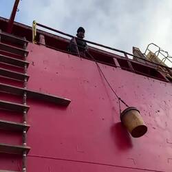 Von hieft Cola an Bord