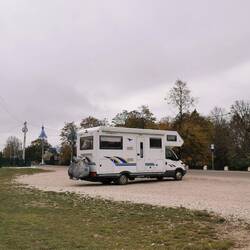 Großer Parkplatz gleich beim Postamt