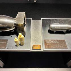 Links: Fat Man (Nagasaki), rechts: Little Boy (Hiroshima)