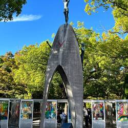 Sadeko Denkmal, das Mädchen, das 1000 Origami Kraniche gefaltet hat, um gesund zu werden