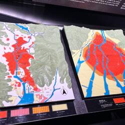 Das Ausmaß der Atombombe in Nagasaki links und Hiroshima rechts