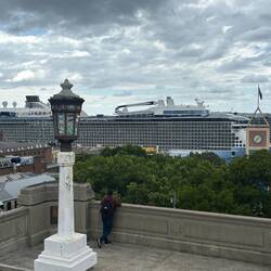Das Kreuzfahrtschiff der Royal Caribbean ist locker 5x so groß wie die Oper und verdeckt die Skyline