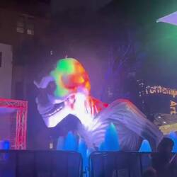 Halloween - ich habe bei meiner Ankunft vor 5 Tagen gesehen, wie sie die Figur montiert haben