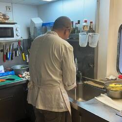 Der Koch, Giorgio, ebenfalls Philippino. Seit 17 Jahren unterwegs, teilweise offshore.