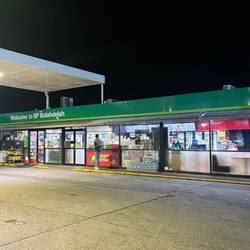 Die erste Pause. Unsere Versorgungsstops finden immer an solchen Tankstellen im Nirgendwo statt.