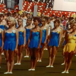 Im Museum. Die FDJ-Mädels sind bestimmt alle 77 Jahre alt inzwischen.