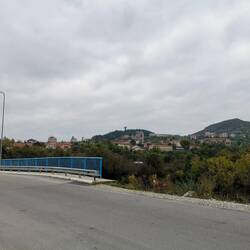 Der Blick auf Mitrovica hinter der Brücke.