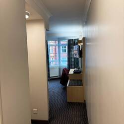 Kleines Zimmer, aber gemütlich.